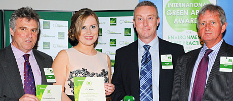 Kate Moloney, Miss UK Green Queen, presents the award to O-I’s Colin Mason (left) and Scott Gibb and the Edrington Group’s Mike Rose (right).