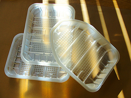 Rigid plastic packaging maker Holfeld Plastics has added to its range of sustainable trays for poultry and fish products with the unveiling of a range of r-PET/PE poultry and fish trays.
