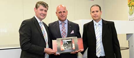 (l-r) Hans Huyghe, md of Plantin-Tetterode, Marc Binnemans, CEO Antilope Printing, and Aviv Ratzman, CEO and co-founder of Highcon with the miniature “theatre”.